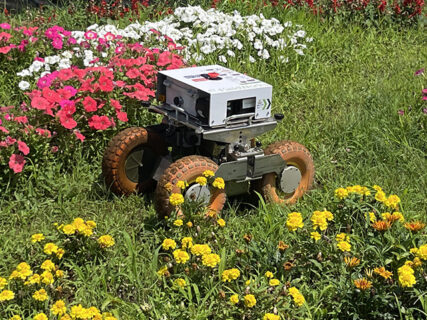 ロボットが畝を駆ける！ウネカル、未来の草刈りに出動