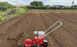 ごんべえ初出動、600㎡にソルゴーを播種